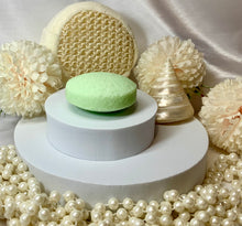 Load image into Gallery viewer, Fresh Apple Shampoo Bar