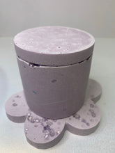 Load image into Gallery viewer, Lilac desk top pot / succulent planter and Daisy shape coaster